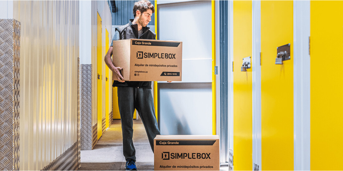 Persona entrando una caja a un box de SimpleBox