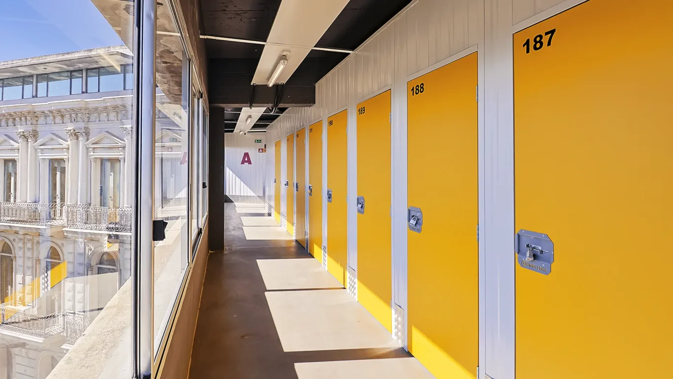 Pasillo con puertas amarillas